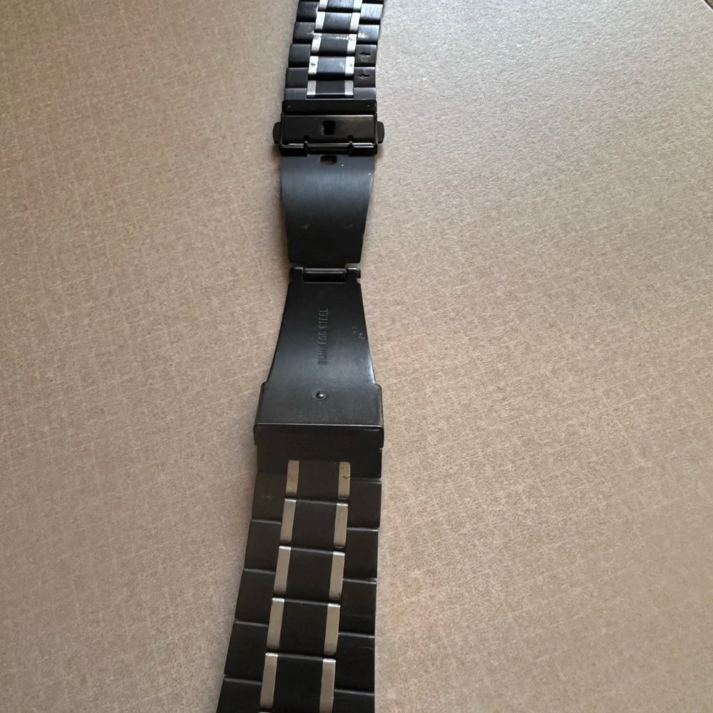 Stainless Steel Black and Silver Apple Smartwatch Band - Adjustable 42/44/45MM